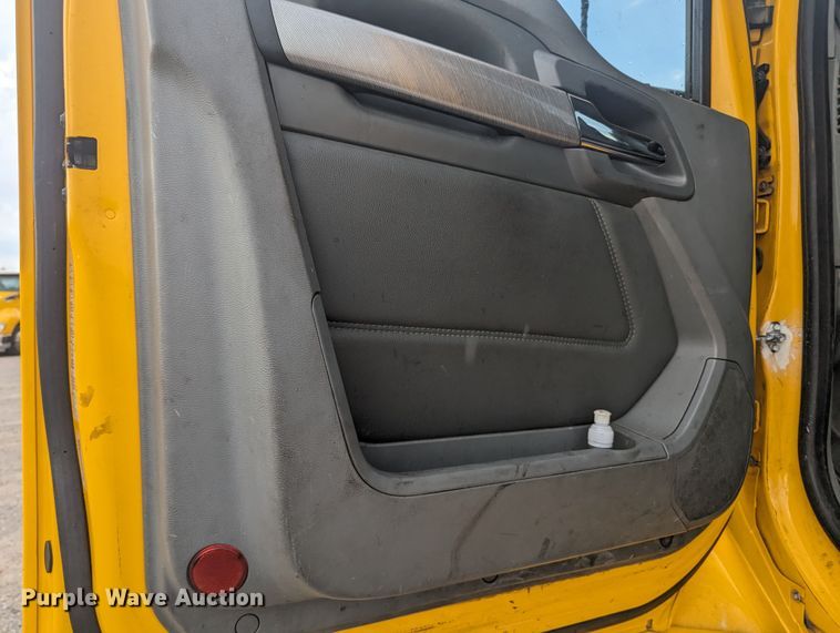 image for item MY9446 2019 Kenworth T680  semi truck