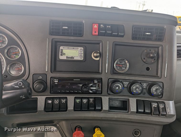 image for item MY9446 2019 Kenworth T680  semi truck