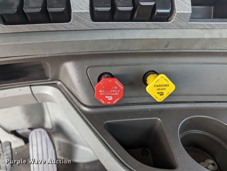 image for item MY9446 2019 Kenworth T680  semi truck