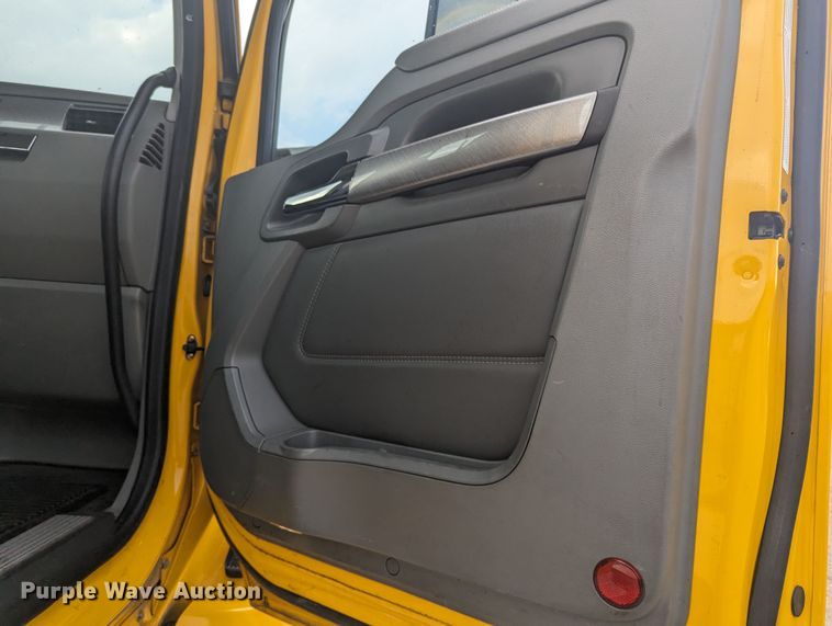 image for item MY9446 2019 Kenworth T680  semi truck