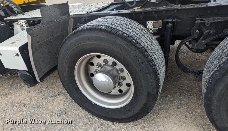 image for item MY9446 2019 Kenworth T680  semi truck