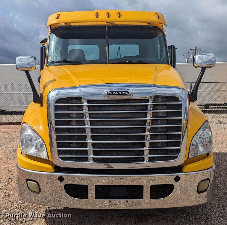 image for item MY9447 2016 Freightliner Cascadia  semi truck