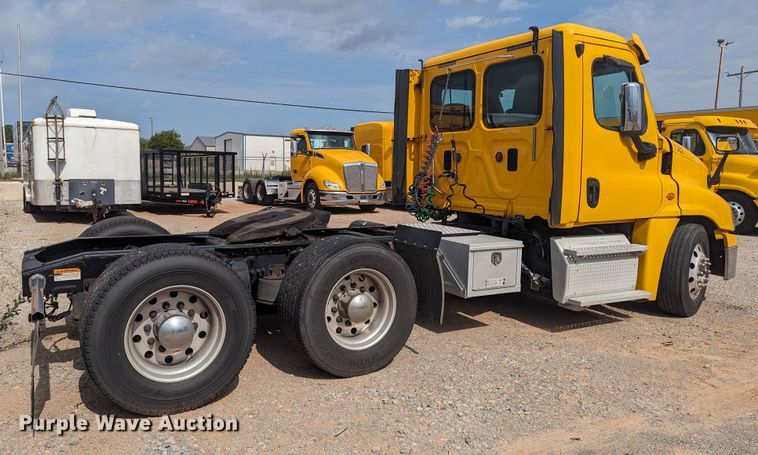 image for item MY9447 2016 Freightliner Cascadia  semi truck