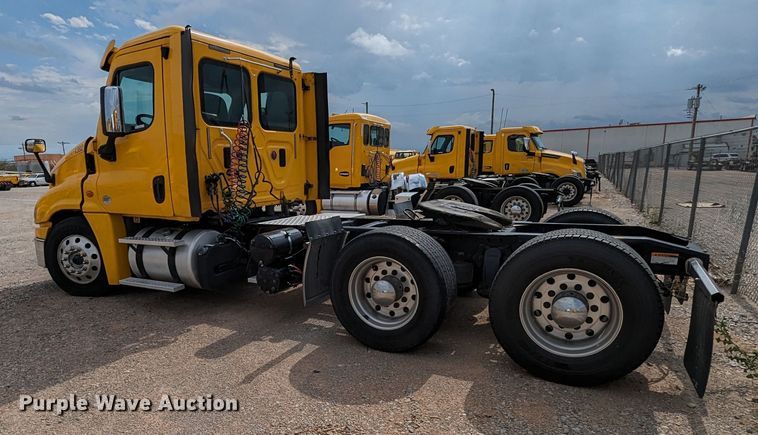 image for item MY9447 2016 Freightliner Cascadia  semi truck