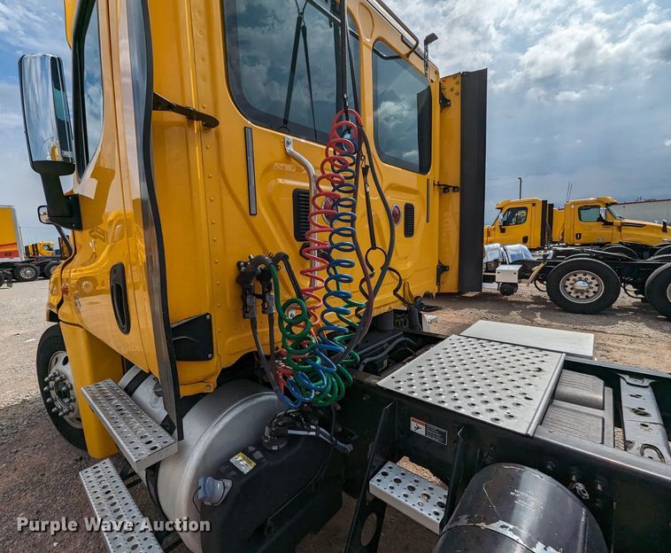 image for item MY9447 2016 Freightliner Cascadia  semi truck