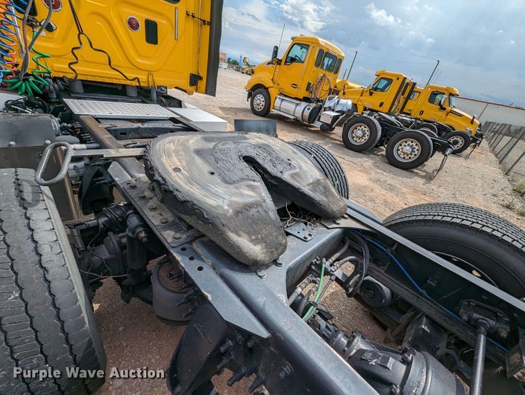 image for item MY9447 2016 Freightliner Cascadia  semi truck