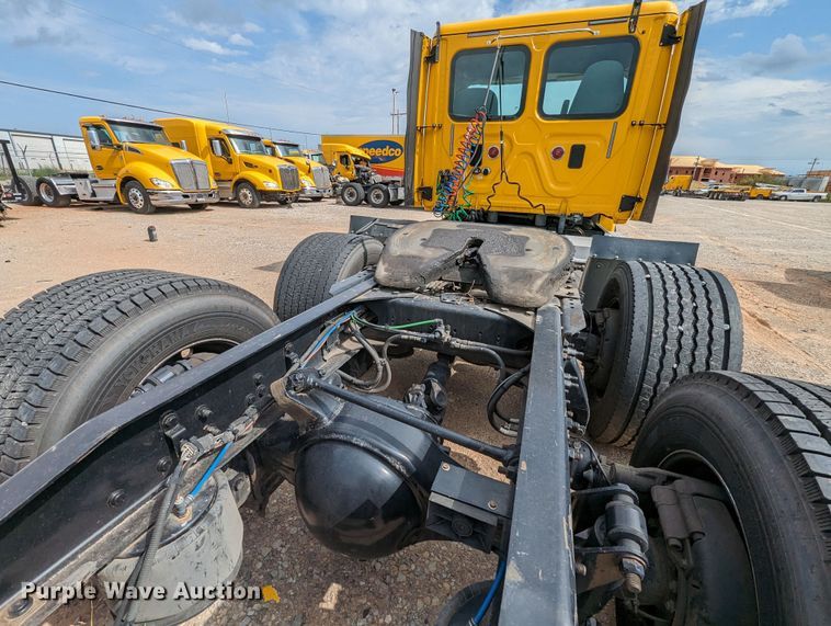 image for item MY9447 2016 Freightliner Cascadia  semi truck