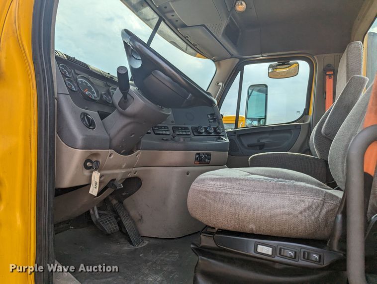 image for item MY9447 2016 Freightliner Cascadia  semi truck