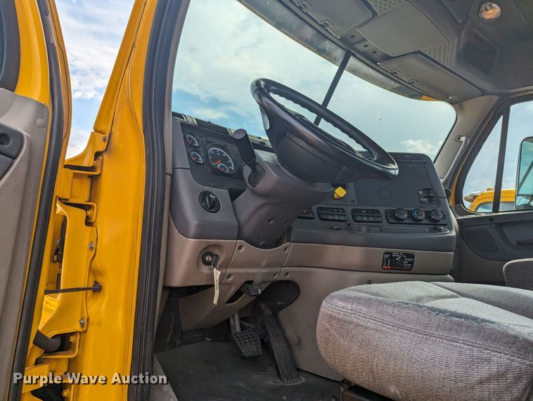 image for item MY9447 2016 Freightliner Cascadia  semi truck