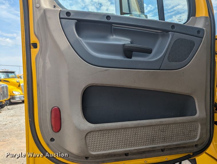 image for item MY9447 2016 Freightliner Cascadia  semi truck