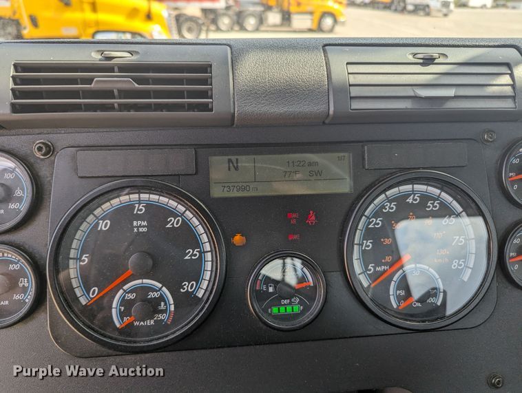 image for item MY9447 2016 Freightliner Cascadia  semi truck