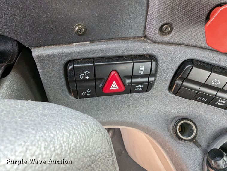 image for item MY9447 2016 Freightliner Cascadia  semi truck