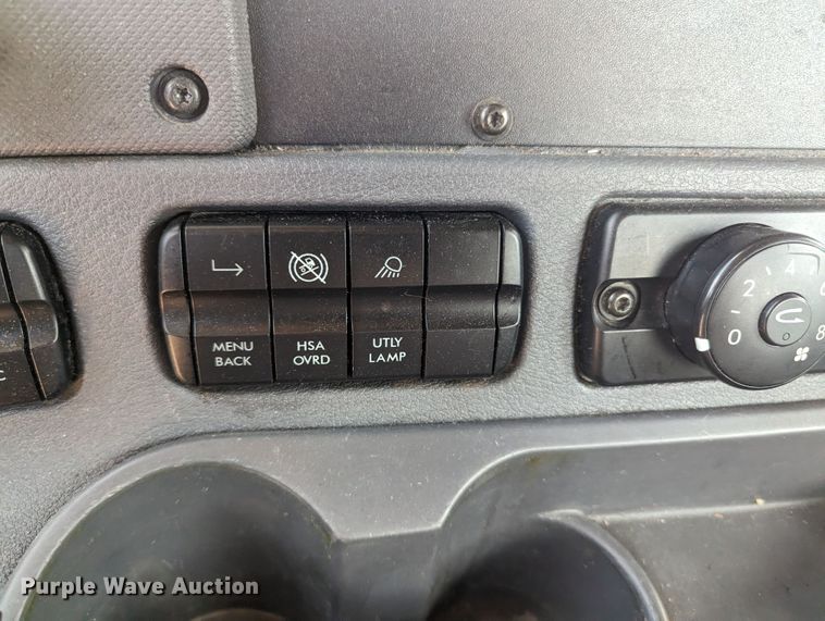 image for item MY9447 2016 Freightliner Cascadia  semi truck