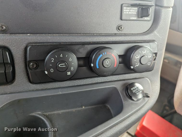 image for item MY9447 2016 Freightliner Cascadia  semi truck