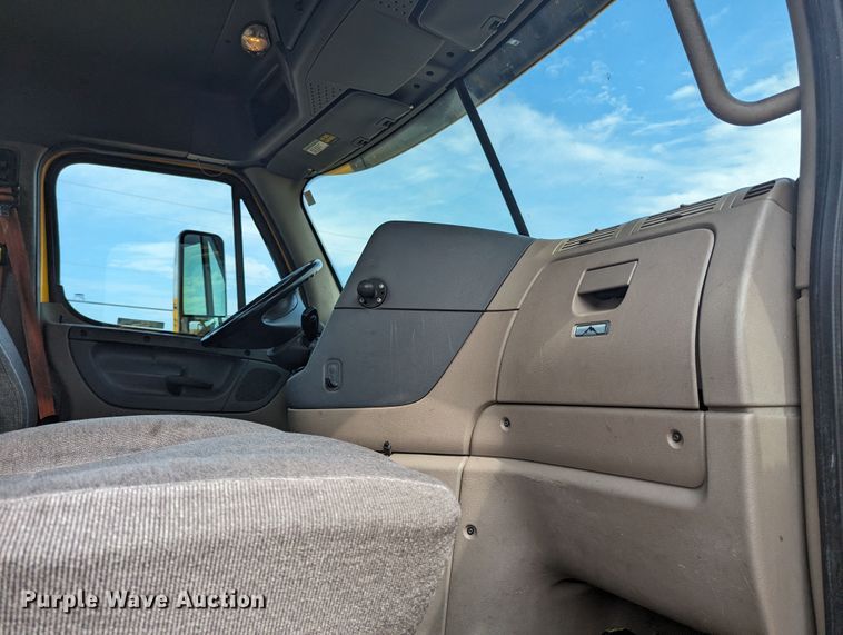 image for item MY9447 2016 Freightliner Cascadia  semi truck