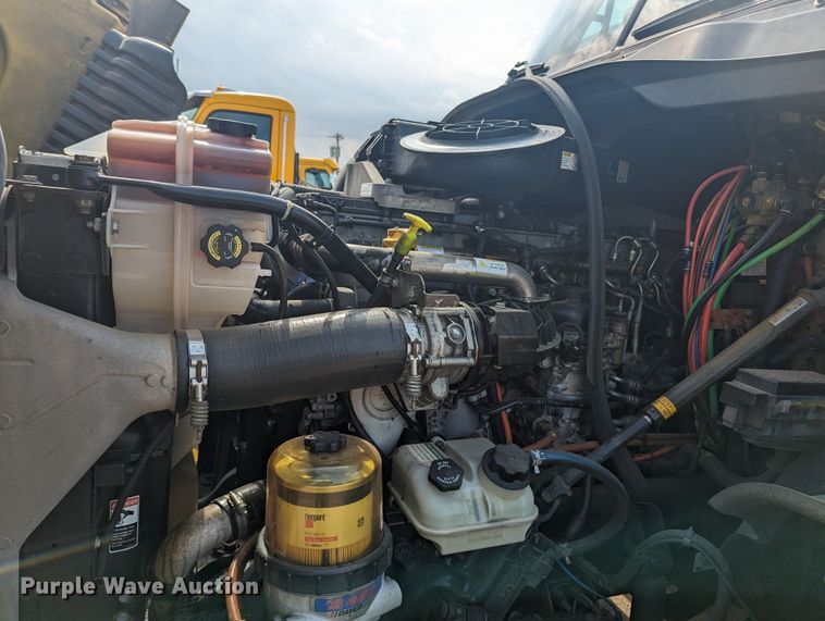 image for item MY9447 2016 Freightliner Cascadia  semi truck