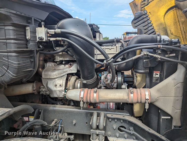 image for item MY9447 2016 Freightliner Cascadia  semi truck