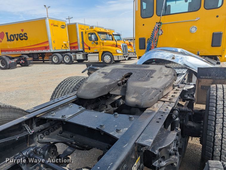 image for item MY9449 2019 Kenworth T680  semi truck