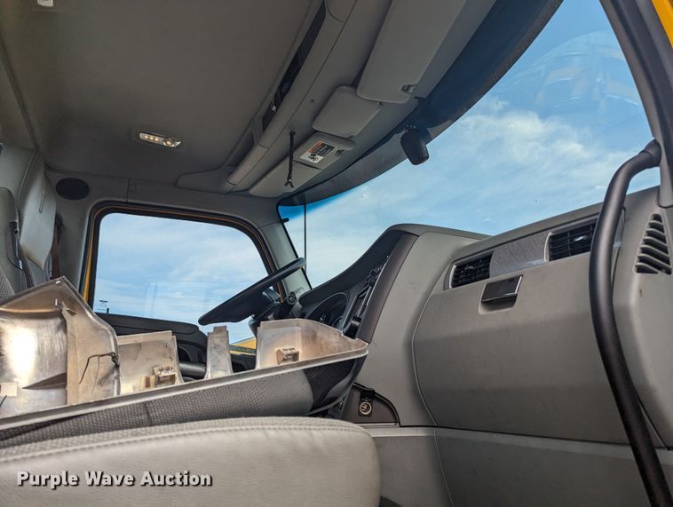 image for item MY9449 2019 Kenworth T680  semi truck