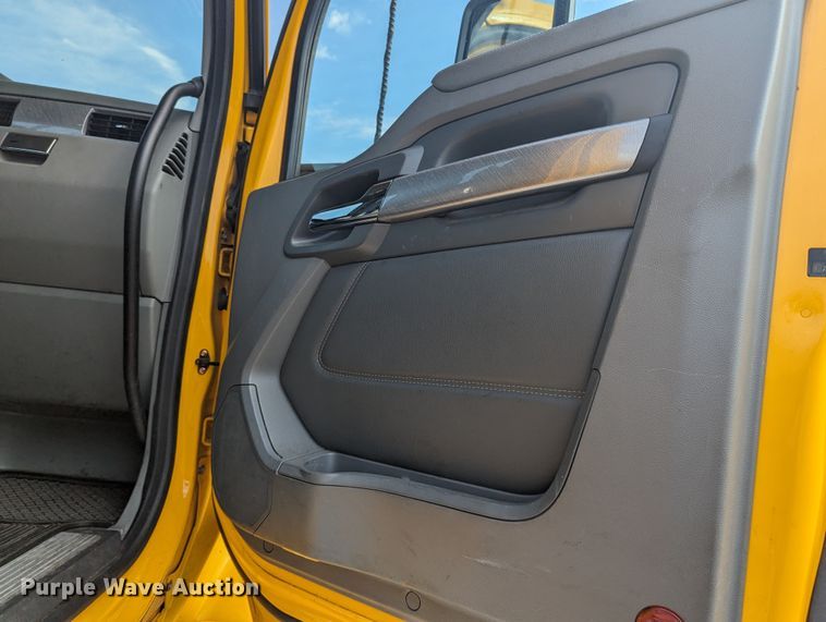 image for item MY9449 2019 Kenworth T680  semi truck