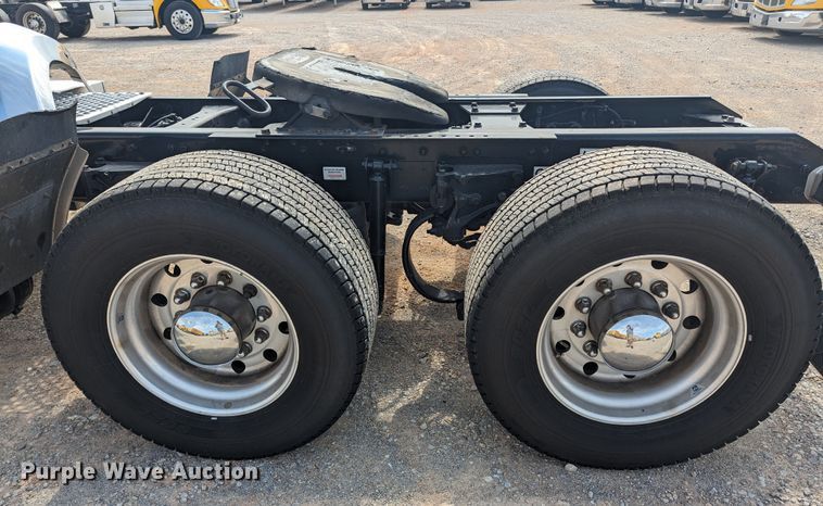 image for item MY9449 2019 Kenworth T680  semi truck