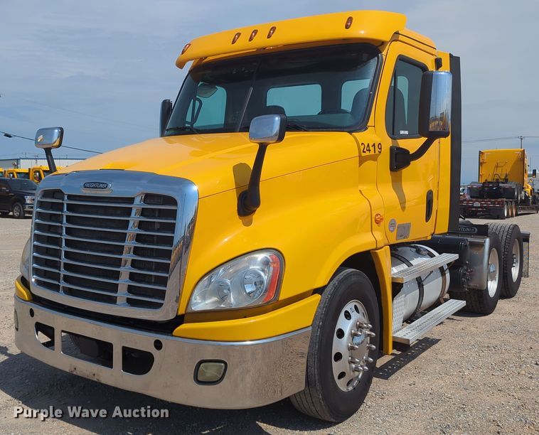 image for item MY9450 2018 Freightliner Cascadia 125  semi truck