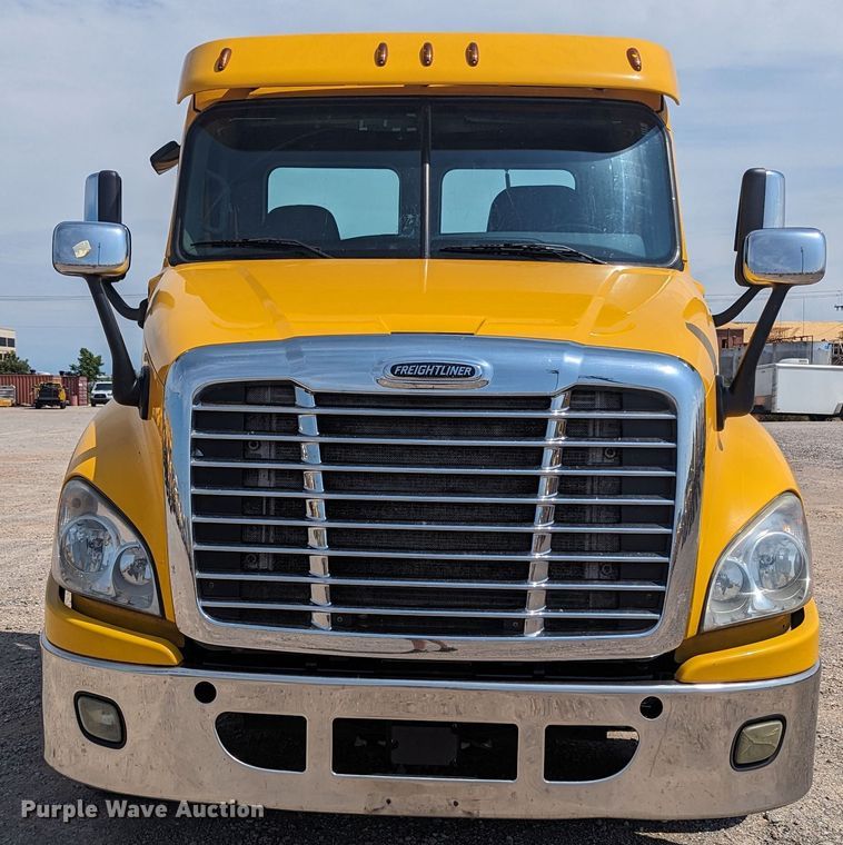 image for item MY9450 2018 Freightliner Cascadia 125  semi truck