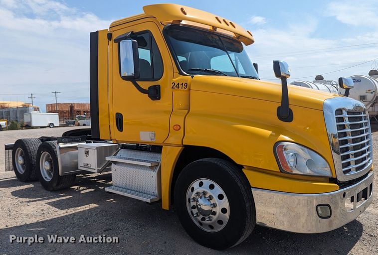 image for item MY9450 2018 Freightliner Cascadia 125  semi truck