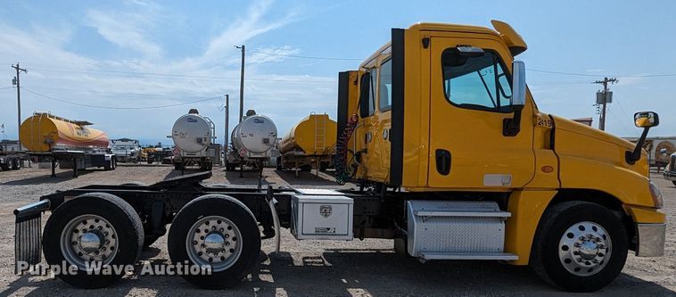 image for item MY9450 2018 Freightliner Cascadia 125  semi truck