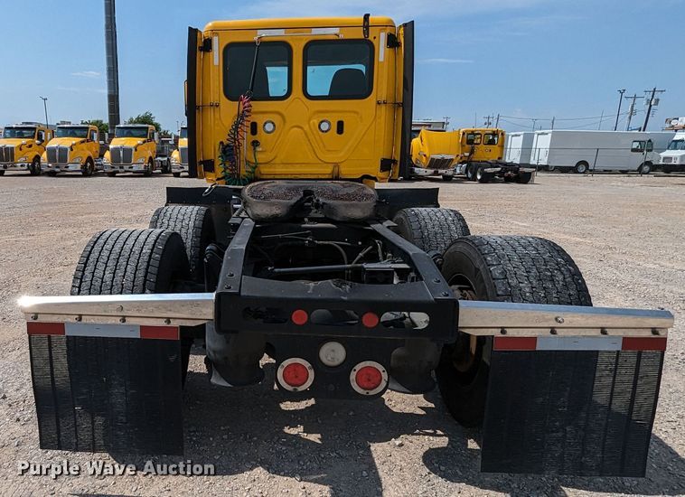 image for item MY9450 2018 Freightliner Cascadia 125  semi truck