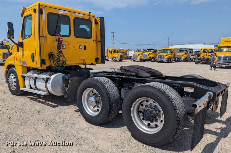 image for item MY9450 2018 Freightliner Cascadia 125  semi truck