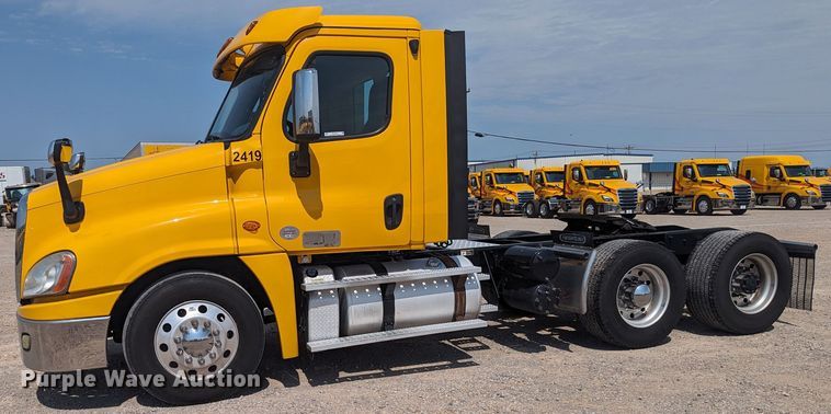 image for item MY9450 2018 Freightliner Cascadia 125  semi truck