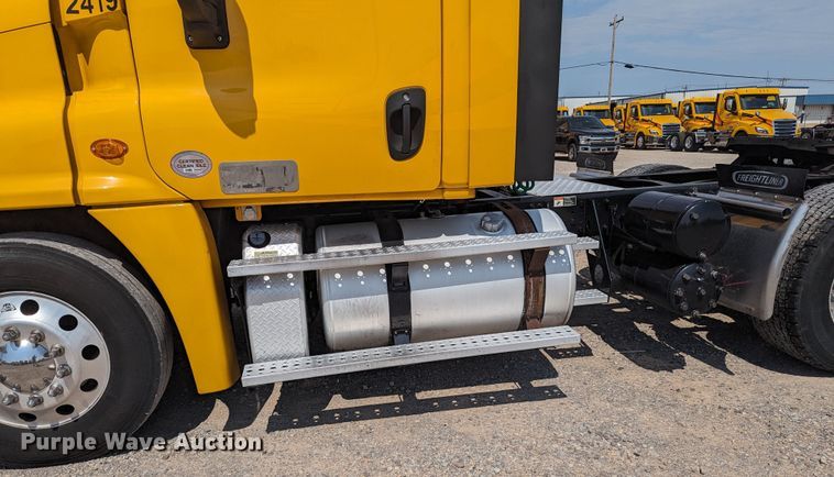 image for item MY9450 2018 Freightliner Cascadia 125  semi truck