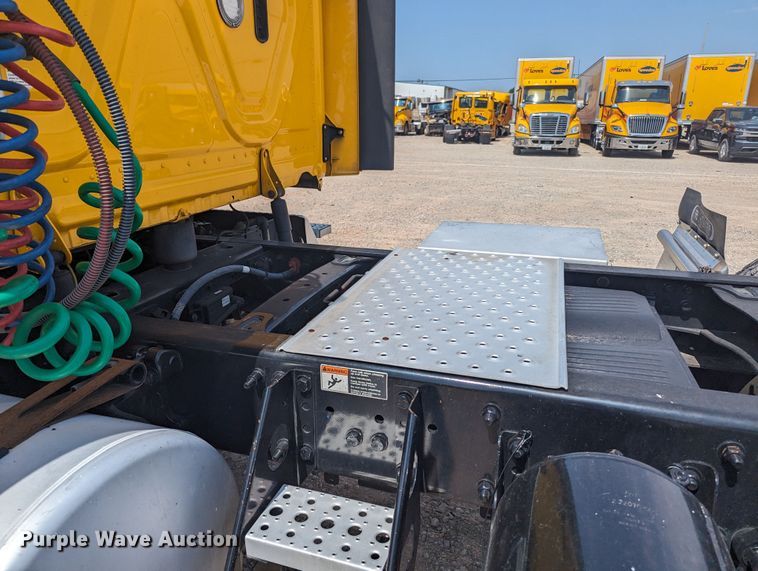 image for item MY9450 2018 Freightliner Cascadia 125  semi truck