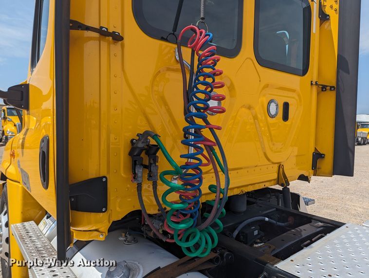 image for item MY9450 2018 Freightliner Cascadia 125  semi truck