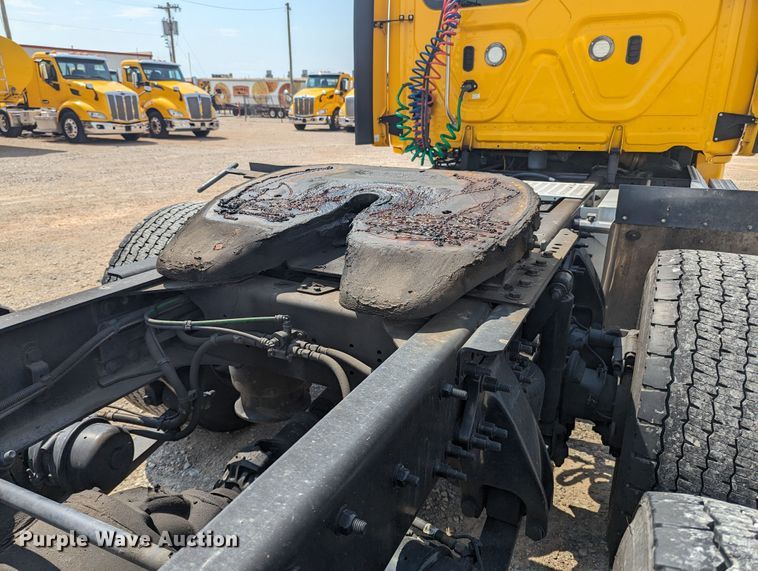 image for item MY9450 2018 Freightliner Cascadia 125  semi truck