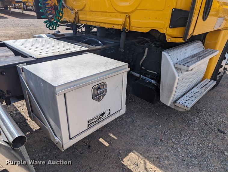 image for item MY9450 2018 Freightliner Cascadia 125  semi truck