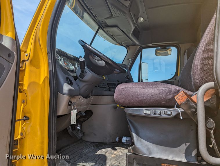 image for item MY9450 2018 Freightliner Cascadia 125  semi truck