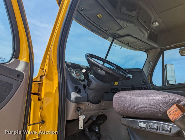 image for item MY9450 2018 Freightliner Cascadia 125  semi truck