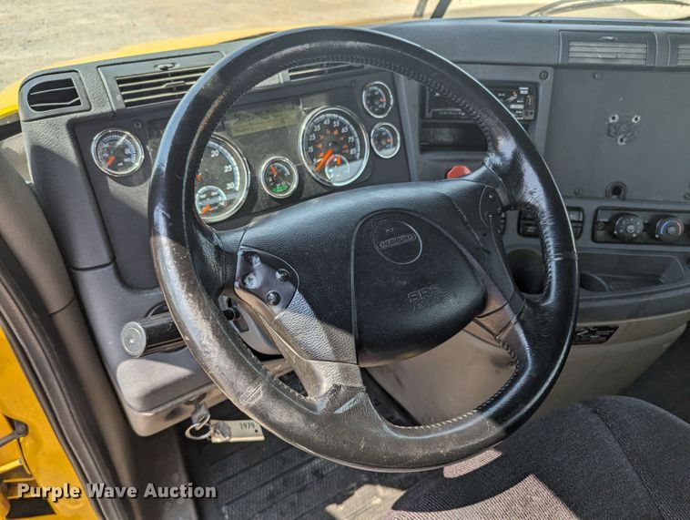 image for item MY9450 2018 Freightliner Cascadia 125  semi truck