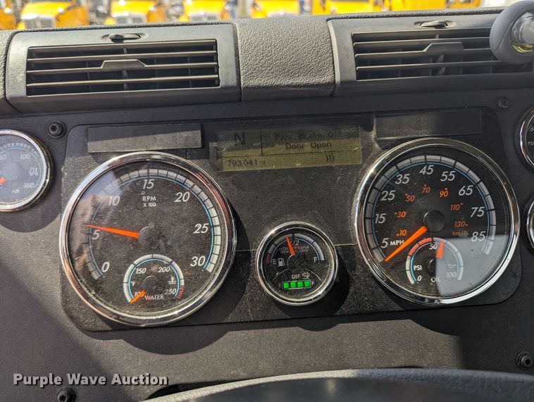 image for item MY9450 2018 Freightliner Cascadia 125  semi truck