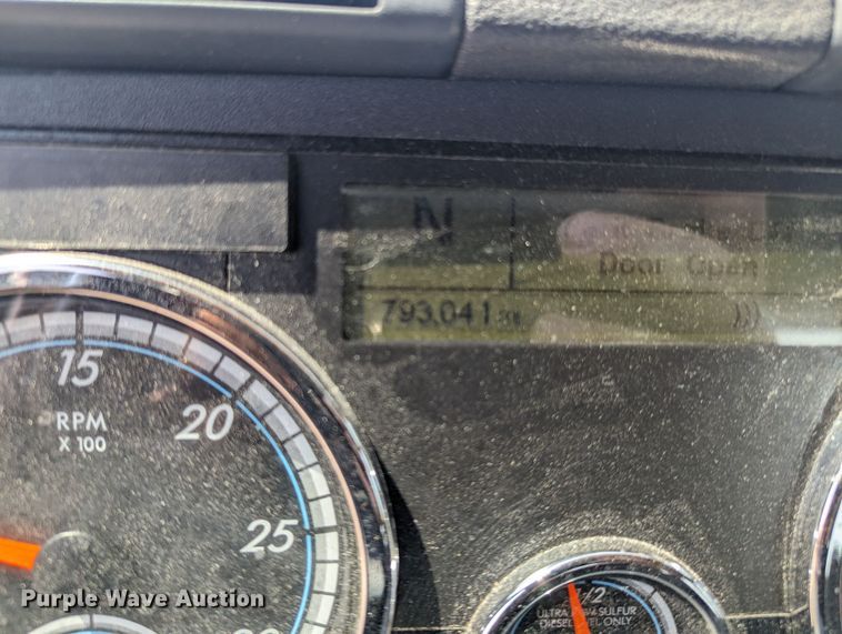 image for item MY9450 2018 Freightliner Cascadia 125  semi truck