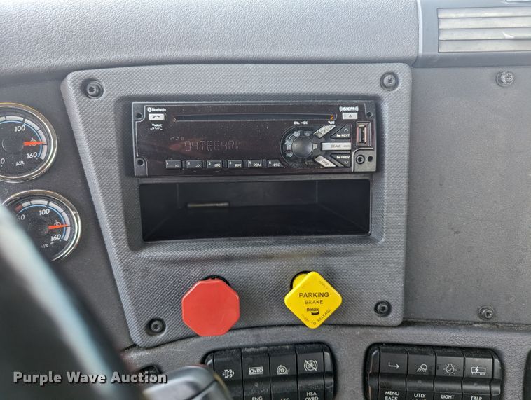 image for item MY9450 2018 Freightliner Cascadia 125  semi truck