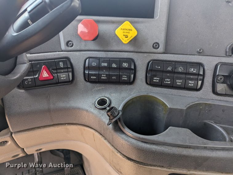 image for item MY9450 2018 Freightliner Cascadia 125  semi truck