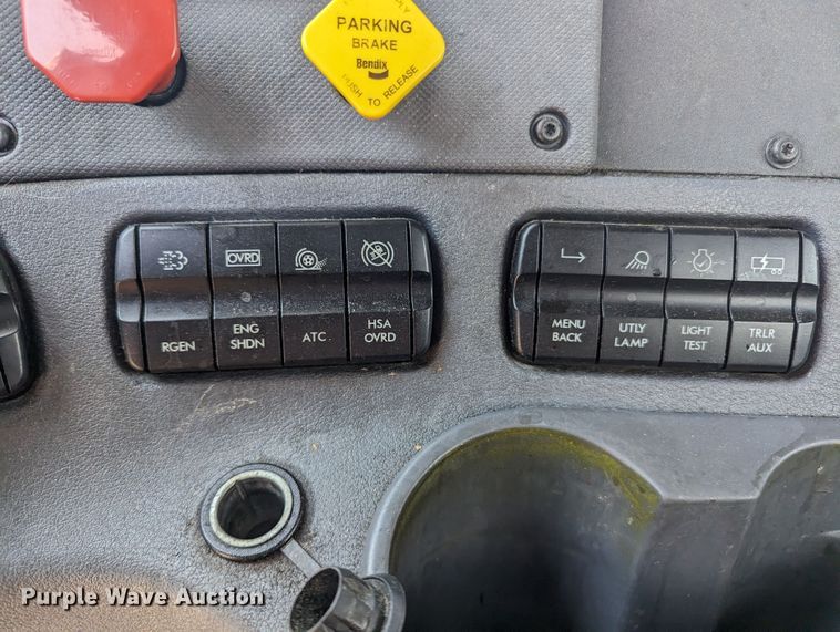 image for item MY9450 2018 Freightliner Cascadia 125  semi truck