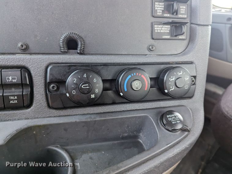 image for item MY9450 2018 Freightliner Cascadia 125  semi truck