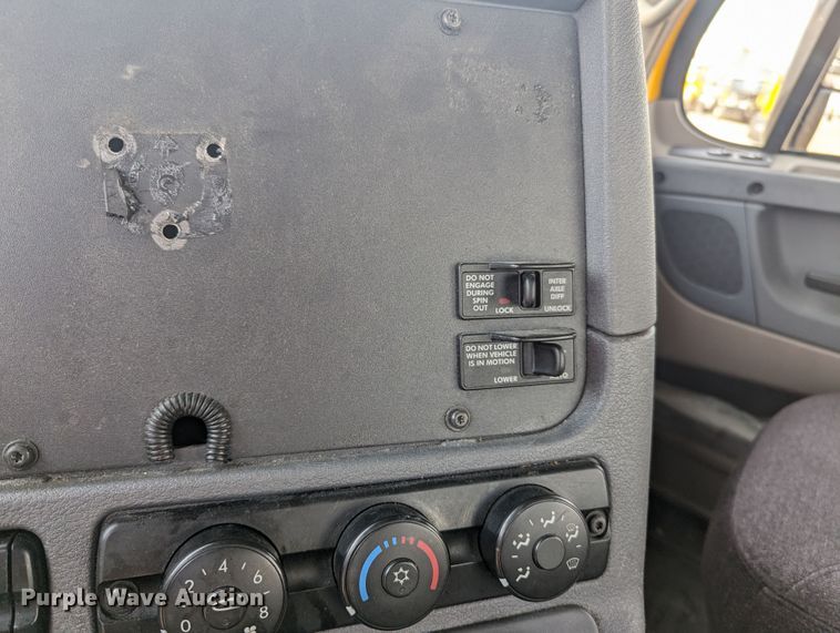 image for item MY9450 2018 Freightliner Cascadia 125  semi truck