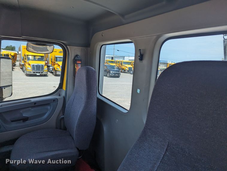 image for item MY9450 2018 Freightliner Cascadia 125  semi truck