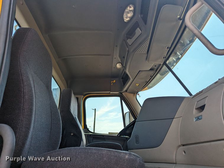 image for item MY9450 2018 Freightliner Cascadia 125  semi truck