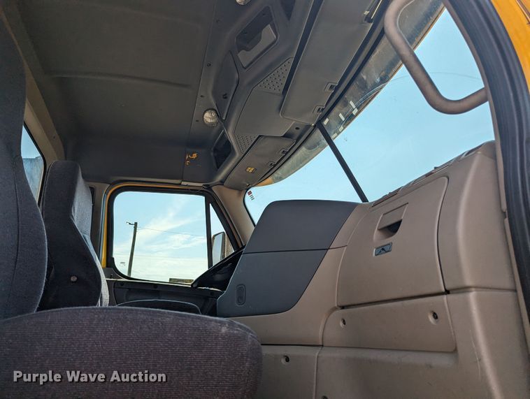 image for item MY9450 2018 Freightliner Cascadia 125  semi truck